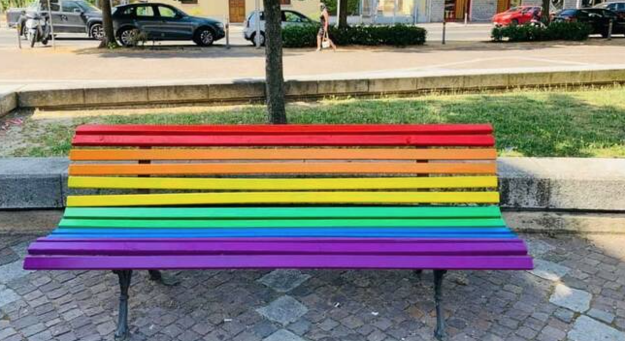 PV&F Bergamo: «Anche qui le panchine arcobaleno. Inaccettabile imposizione accanto a simbolo resistenza contro prepotenze» 1